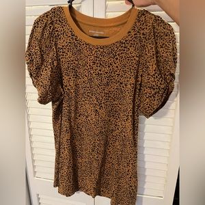 Fitted Leopard print tee with scrunched sleeves